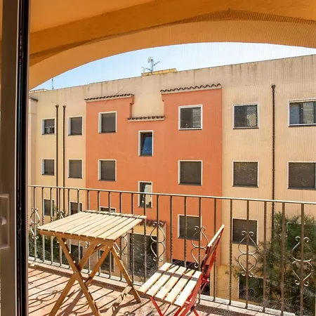 Apartamento En Pleno Centro De Totalmente Renovado Y Muy Cerca De La Playa. *