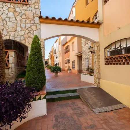 Apartamento En Pleno Centro De Totalmente Renovado Y Muy Cerca De La Playa. *